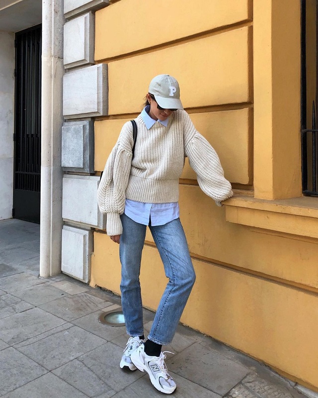 jeans and white sneakers outfit combinations pegs inspo ideas