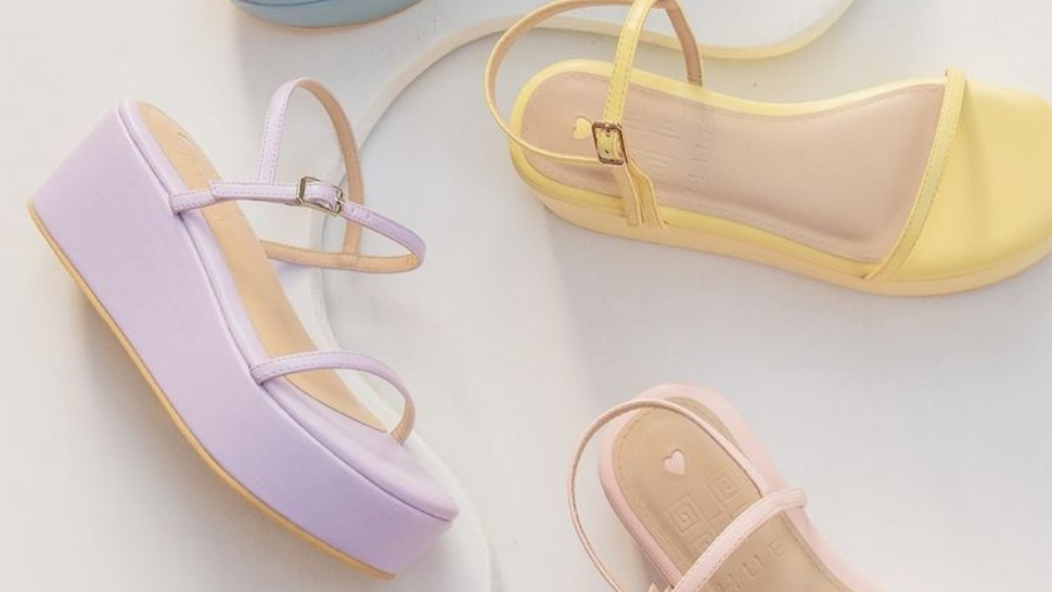 These Minimalist Y2k-inspired Sandals Will Look Good With Any Outfit