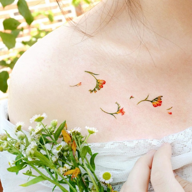 27 Subtle Small Flower Tattoos