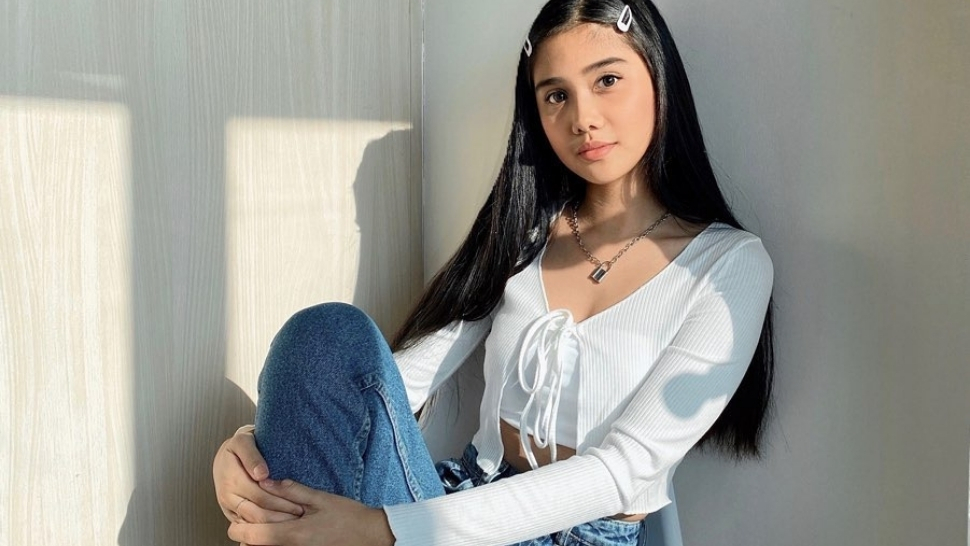 Ashley Garcia's Ootds Are Proof That We All Need Cute Cardigans In Our Closets