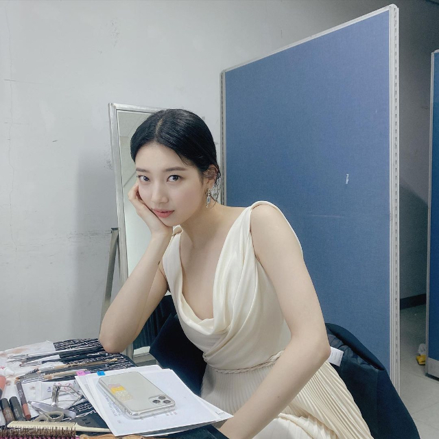 k-drama actress pose bae suzy