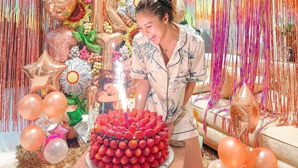 Kim Chiu's Strawberry-covered Birthday Cake Costs A Whopping P12,000