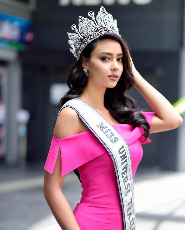 miss universe Thailand Amanda Obdam barbie pink outfits