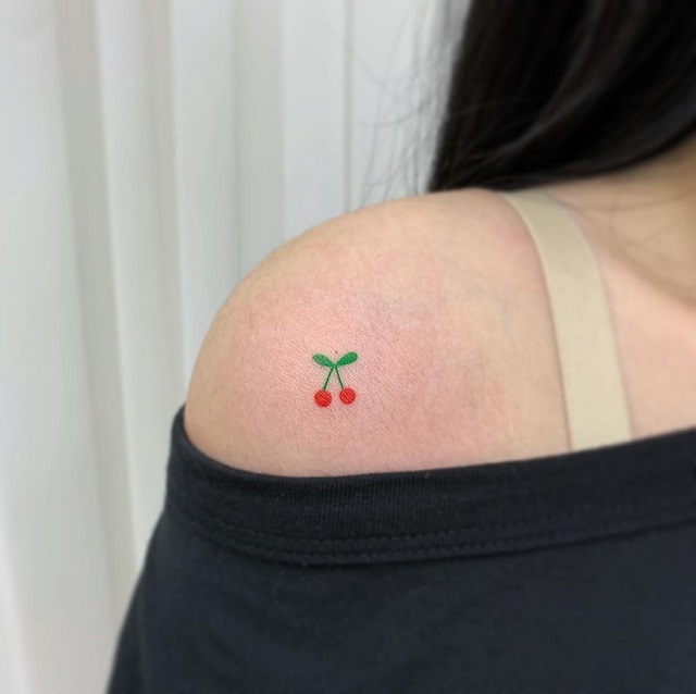 10 Dainty And Small Shoulder Tattoo Designs You Won't Regret