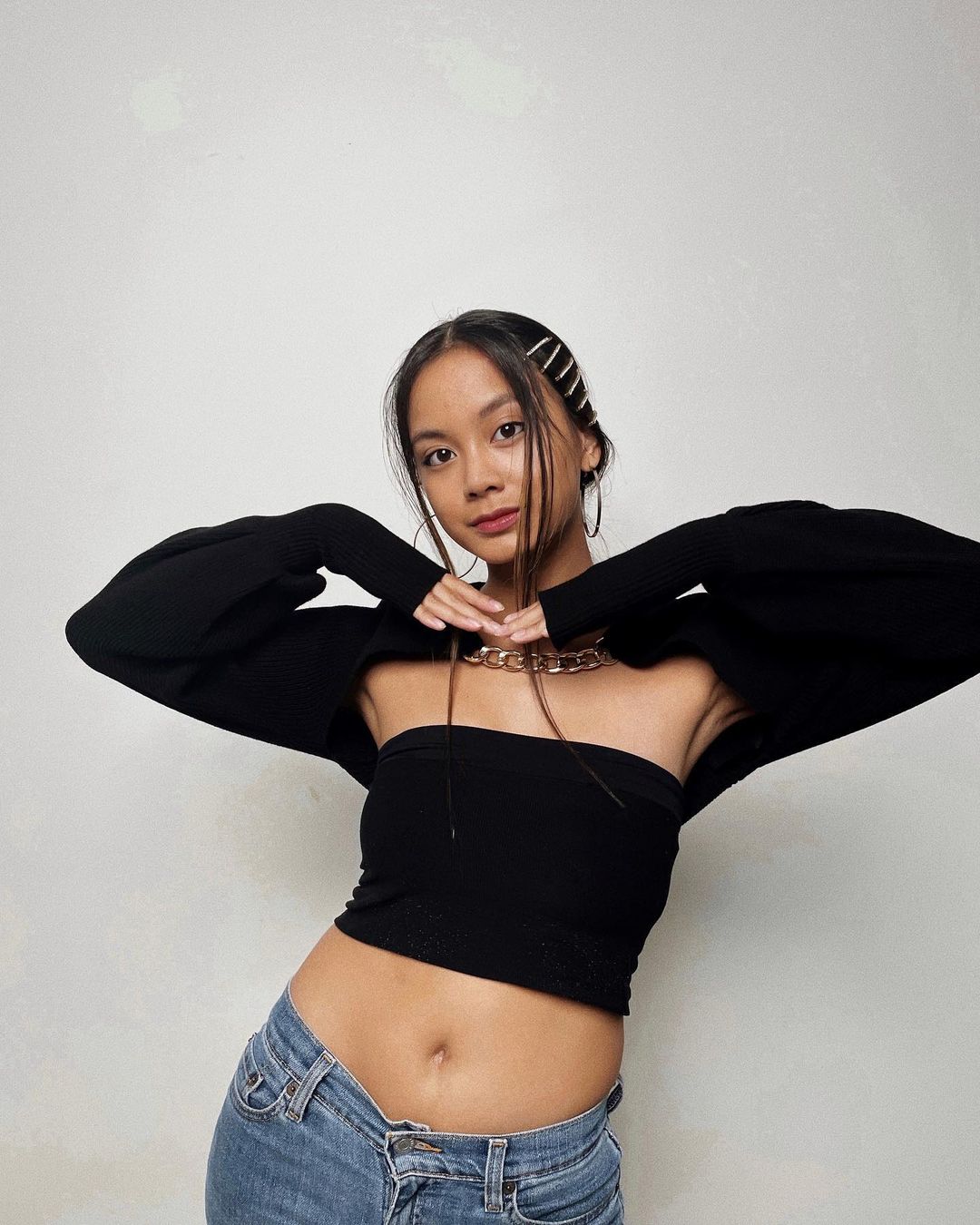 Filipina Celebrities Are Making Sexy Arm Warmers a Trend | Preview.ph