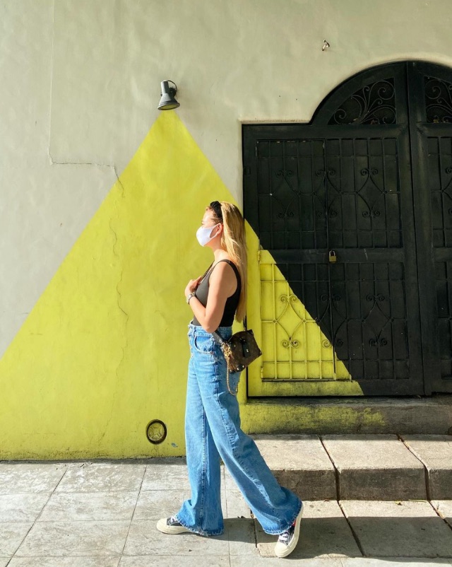 high-waisted jeans influencer ootd roundup