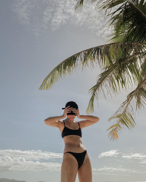 Effortlessly Cool Swimsuit Poses To Try As Seen On Ida Anduyan