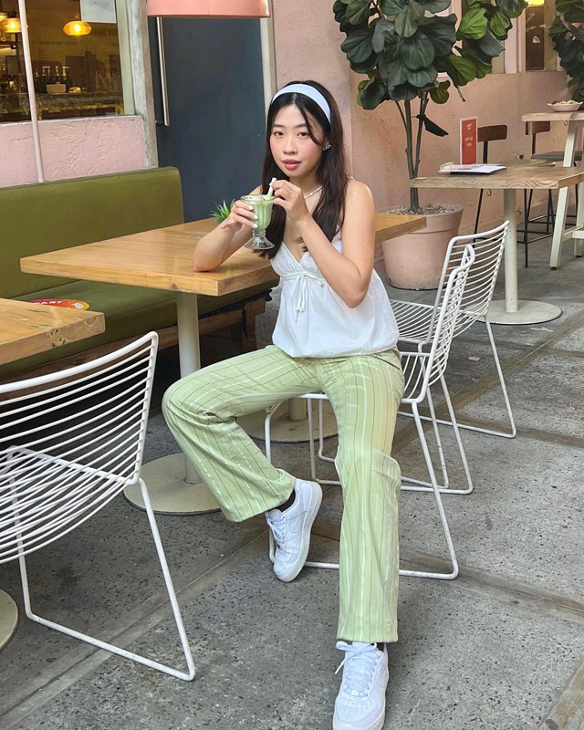 ways to pose in a cafe