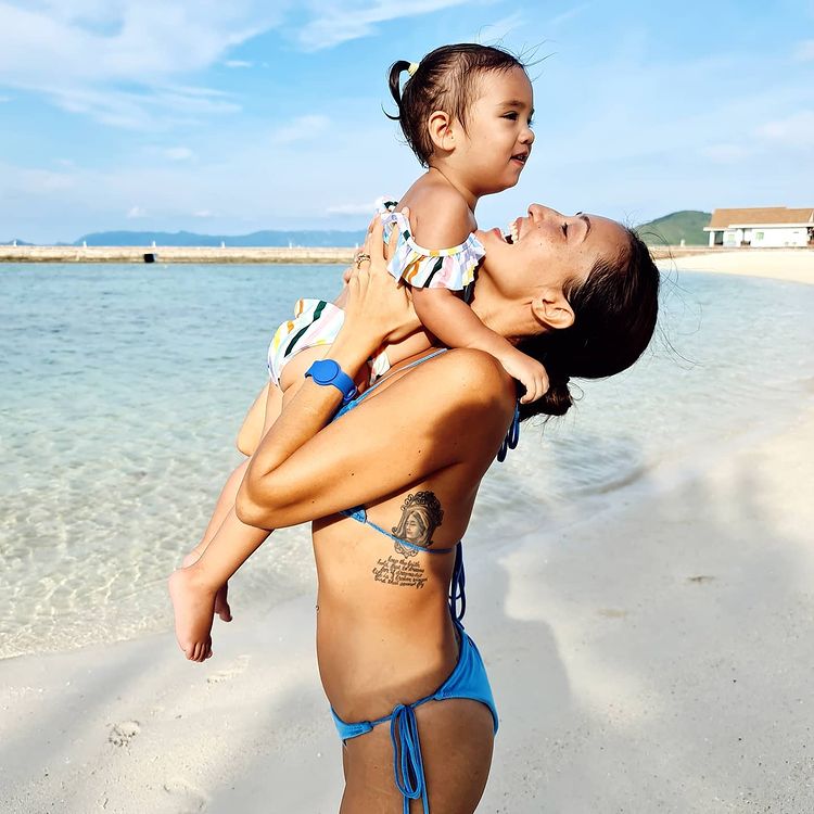 celebrity moms who are proud of their stretch marks