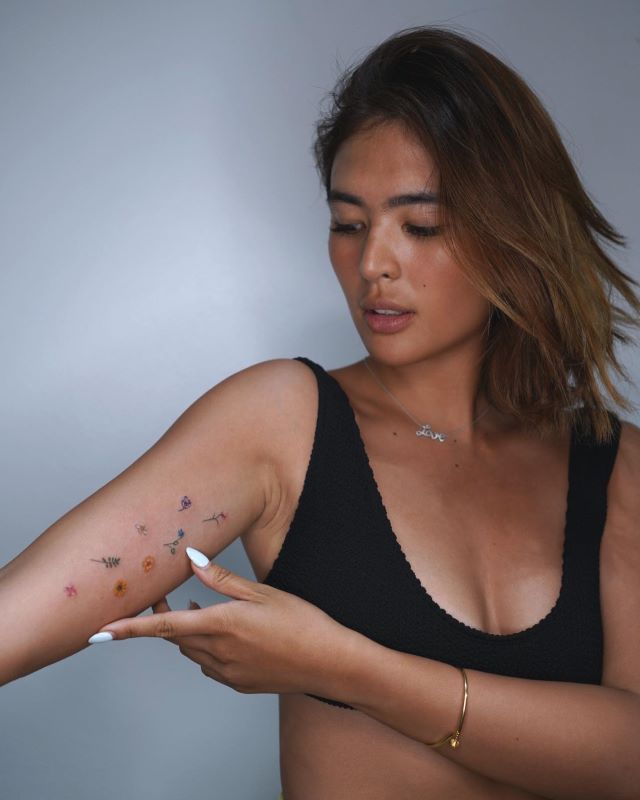sofia andres showing off her underarm