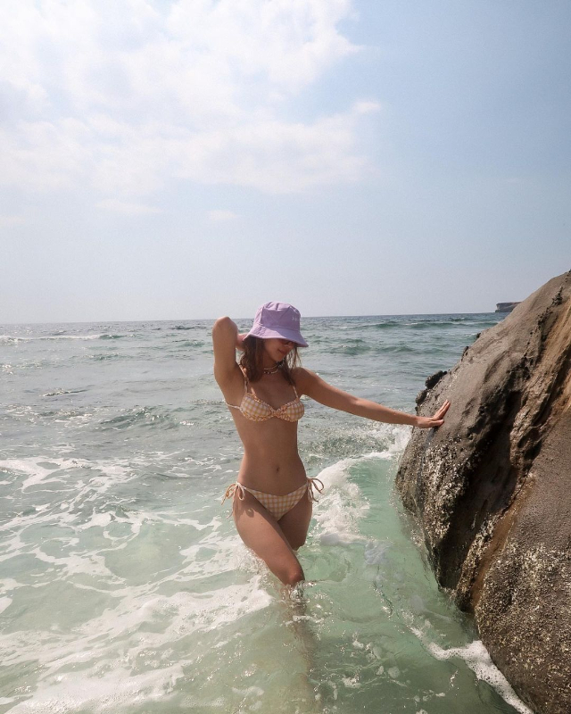 julia barretto bikini bucket hat ootd
