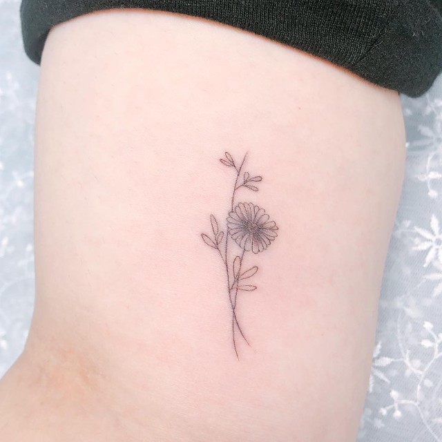 minimalist flower tattoo