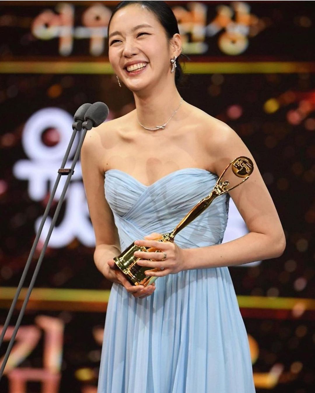 kim go eun wins blue dragon series awards in monique lhuillier