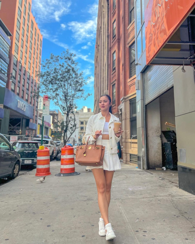LatestChika.com - Kim Chiu definitely nailed down the cool and cozy travel  ensemble with this look. ✈️💜 The actress recently shared these snaps of  her sporting the dreamiest pastel outfit for her