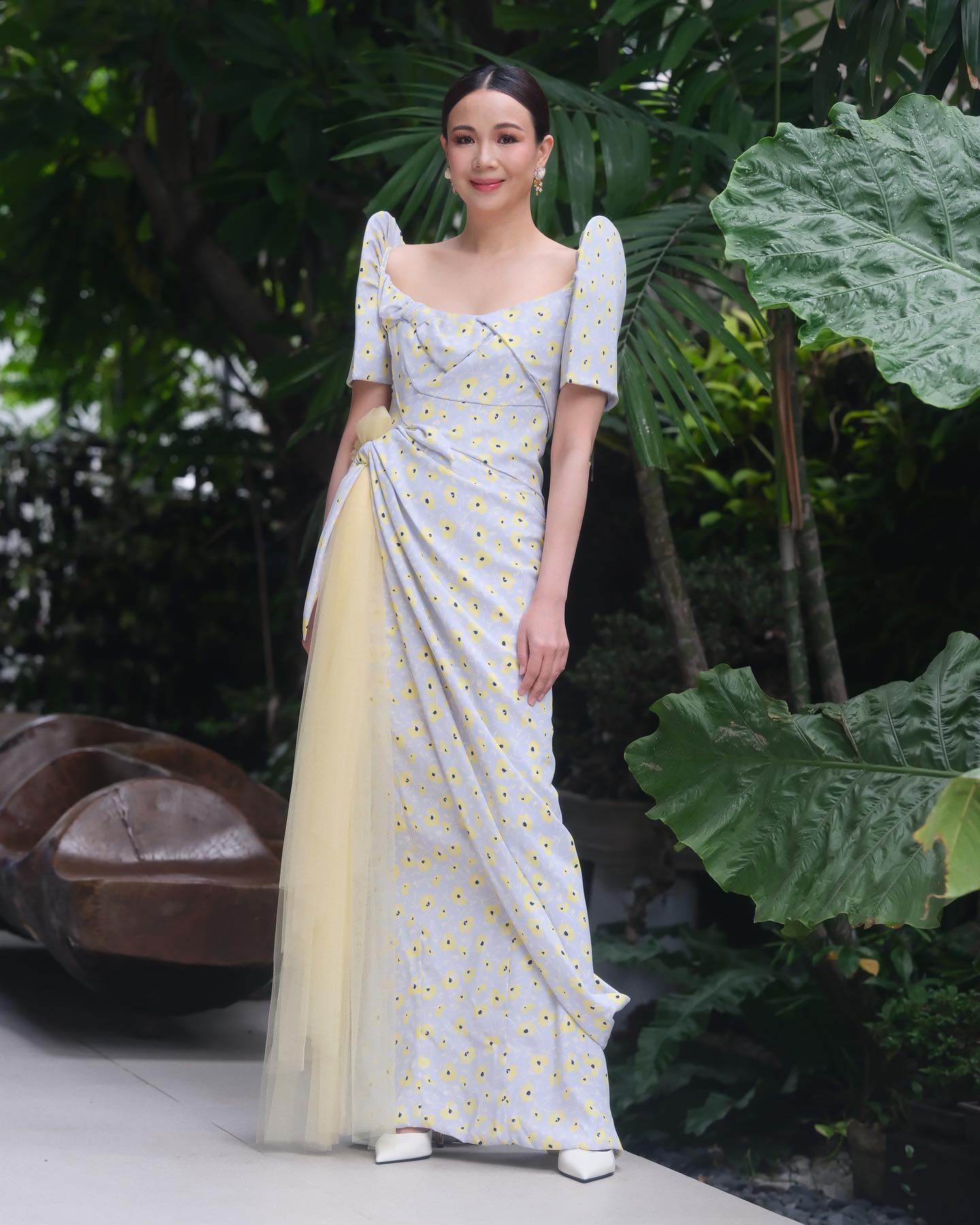 Fashion-forward Jinkee Pacquiao wows in a modern white Filipiniana pantsuit