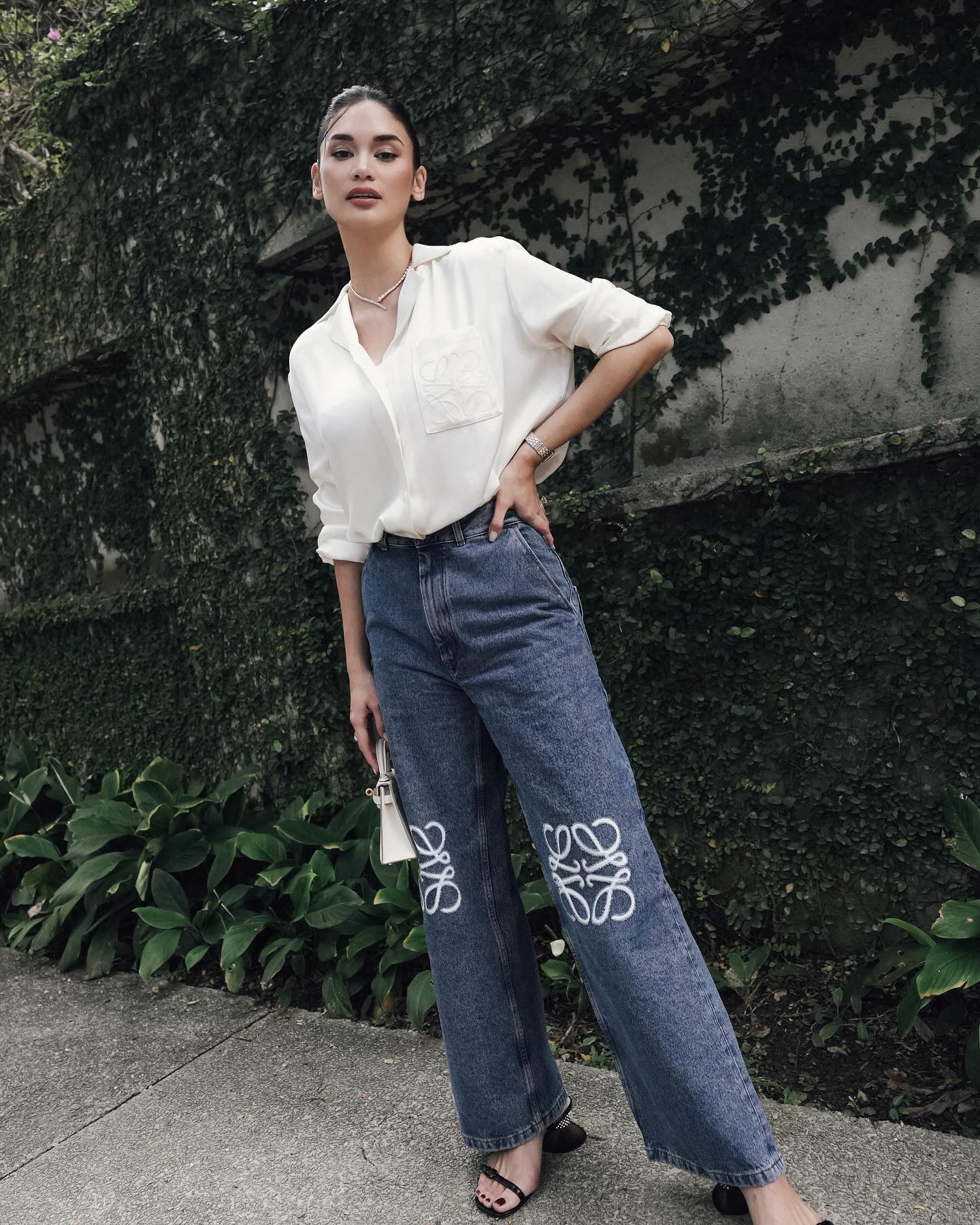 Pia Wurtzbach Wears A White Top And Jeans Ootd Worth P3.2 Million |  Preview.ph