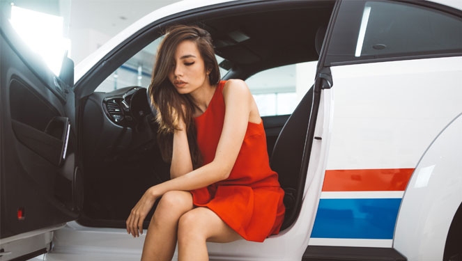 10 Signs You're In A Fashion Girl's Car