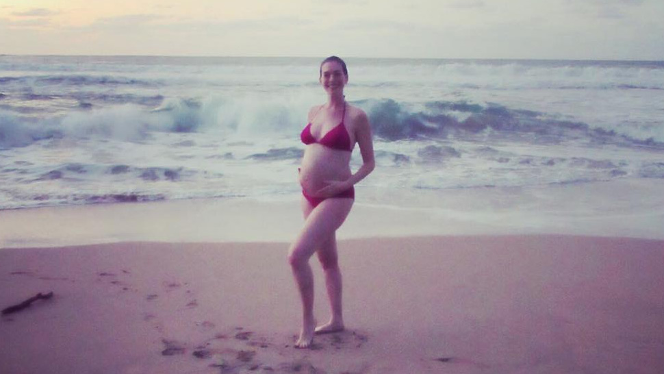 Anne Hathaway Fires Back At The Paparazzi With A Pregnant Bikini Photo