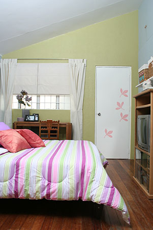 A Bedroom Makeover for a Single Mother and Her Children 