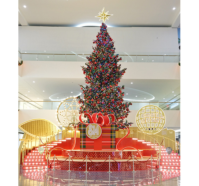 SM MOA Took Christmas Decorating to The Next Level