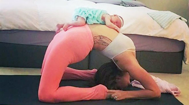 This Amazing Mom Breastfeeds and Does Yoga at the Same Time!