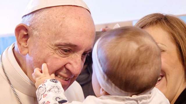 Dear Moms Who Breastfeed in Public: Pope Francis Has Your Back