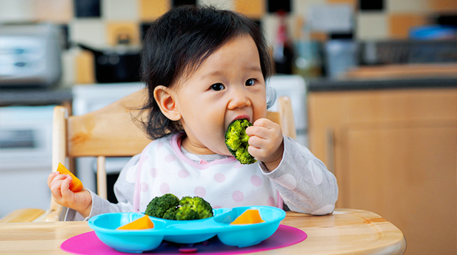 Here's How to Teach Your Baby to Eat Healthier When She Grows Up