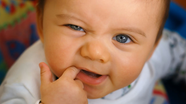 Unang Ngipin ni Baby: Ang Mga Sintomas at 'Gamot' Sa Sakit ng Pagtubo