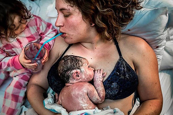 18 Incredible Images of Moms Bringing a New Life Into This World