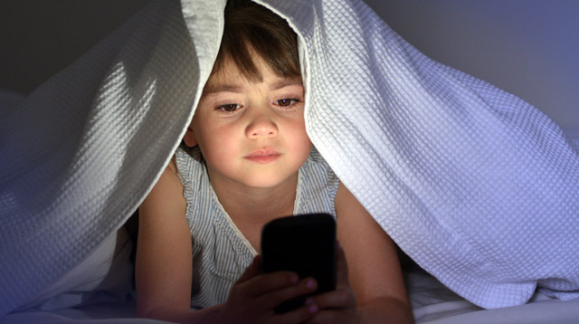 Psychology Expert Says Kids Should Set Their Own Screen Time (He's Not Wrong!)