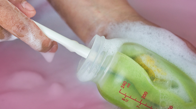 This Dad's Baby Bottle Cleaning Hack Will Make The Chore Easier For All Parents
