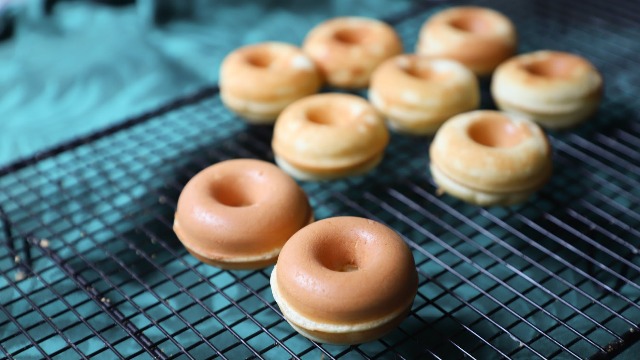 LOOK! You Can Make Mini Doughnuts With A Box Of Pancake Mix