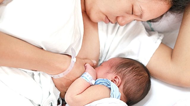 Crying In Pain When Breastfeeding? Moms Share Tried-and-Tested Tips Apart From 'Tiis Lang'