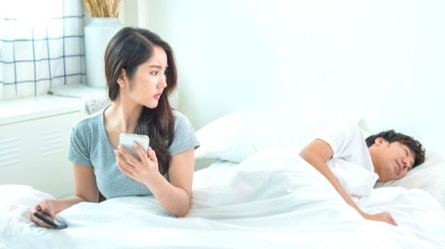 Is Your Spouse Having An Affair? 7 Ways To Catch Him Cheating With Your Mobile Phone
