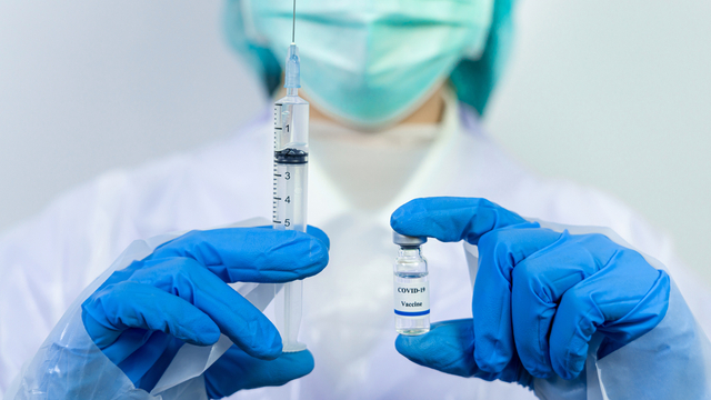 Tapos Na Ako Sa COVID-19 Vaccine. Puwede Pa Rin Ba Akong Kumuha Ng Flu Vaccine?