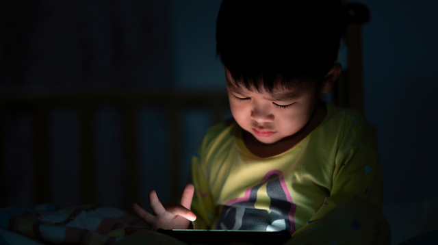 Tutok Sa Cellphone, TV? 5 Tips Para Mabawasan Ang Screen Time Ng Anak