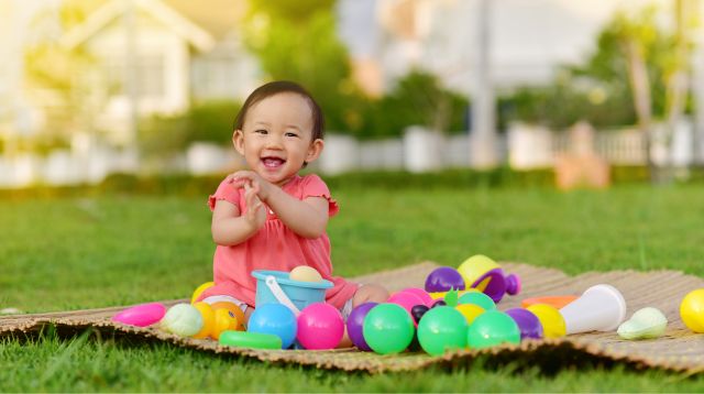 Kaya Ng Toddler Ipagbukod Ang Mga Hugis At Kulay Bilang Bahagi Ng 17 Month Baby Milestones