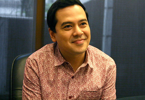 John Lloyd admits he once wanted to leave showbiz + more things you might  have missed today