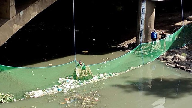 Trash Traps Installed to Prevent Inflow of Garbage in Pasig River