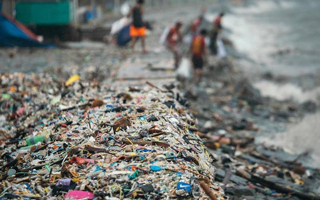 PHOTOS: Manila Bay Floods Leaves Heaps of Trash