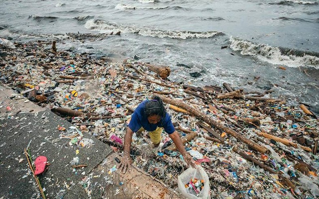 PHOTOS: Manila Bay Floods Leaves Heaps of Trash