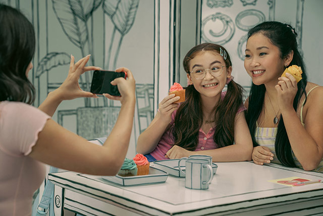 In Seoul, Lara Jean Covey (Lana Condor) got to enjoy cupcakes with her sisters Margot (Janel Parrish) and Kitty (Anna Cathcart) at the Instagram-worthy Greem Café.