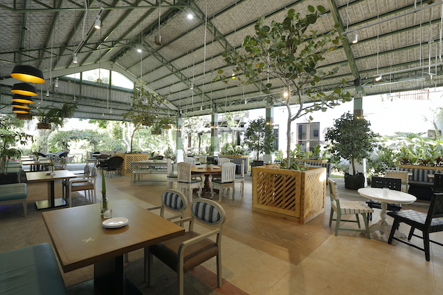 Tagaytay Restaurant: Farmer's Table outdoor dining area