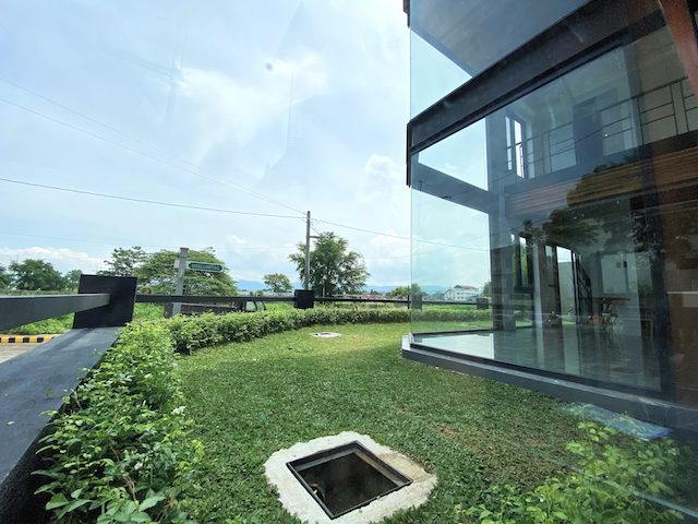 Presello house in Marikina: sliding glass door in the dining area opens up to the garden