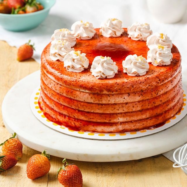 strawberry cakes: Strawberry Shortcake from Honeybon