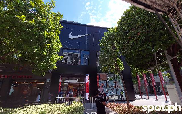 flotante Negar Fuera de borda PHOTOS: Nike Fort in BGC Reopens As Largest SEA Store