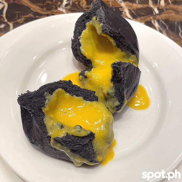 din tai fung, sm mall of asia, private dining room, charcoal salted egg yolk bun open