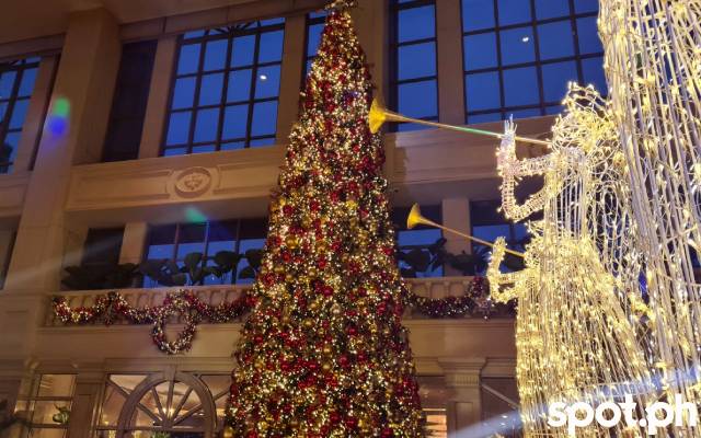 Manila Peninsula_Christmas Tree with Angels