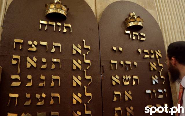 Synagogue_10 Commandments in Hebrew