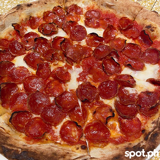 pepperoni pizza, a mano